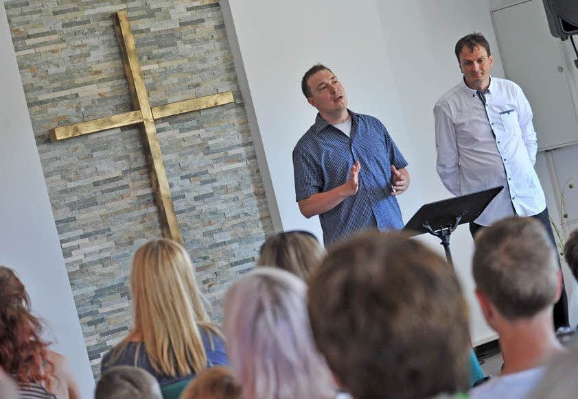 Stefan Frank (links) begrüßt die Gäste im neuen Domizil der Freikirche.