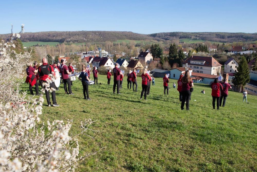 Die Schalmeienkapelle Wetterzeube hat am Karsamstag am Rodelberg über Wetterzeube gespielt.