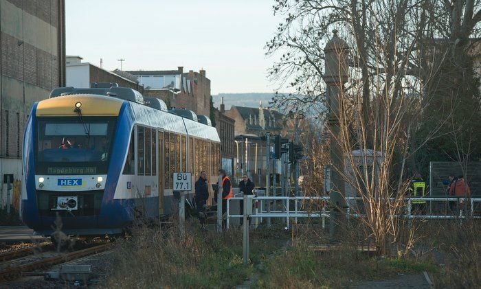 Erst den Rollator abgestellt, dann die Gleise betreten - ein Harz-Elbe-Express hat den 88-Jährigen am Übergang Stresemannstraße überrollt.