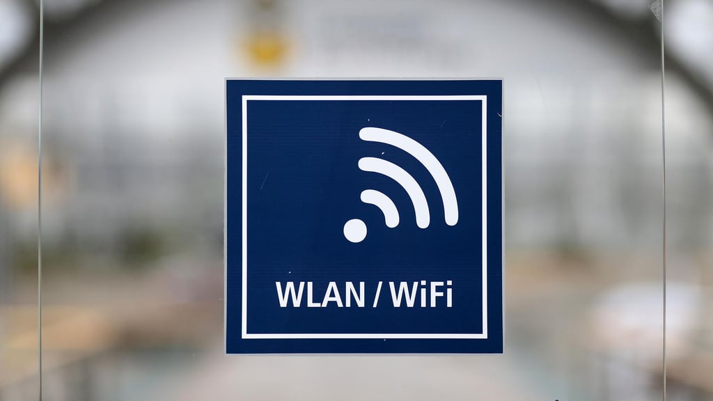 Ein Aufkleber weist auf ein Wlan-Netz hin. Foto: