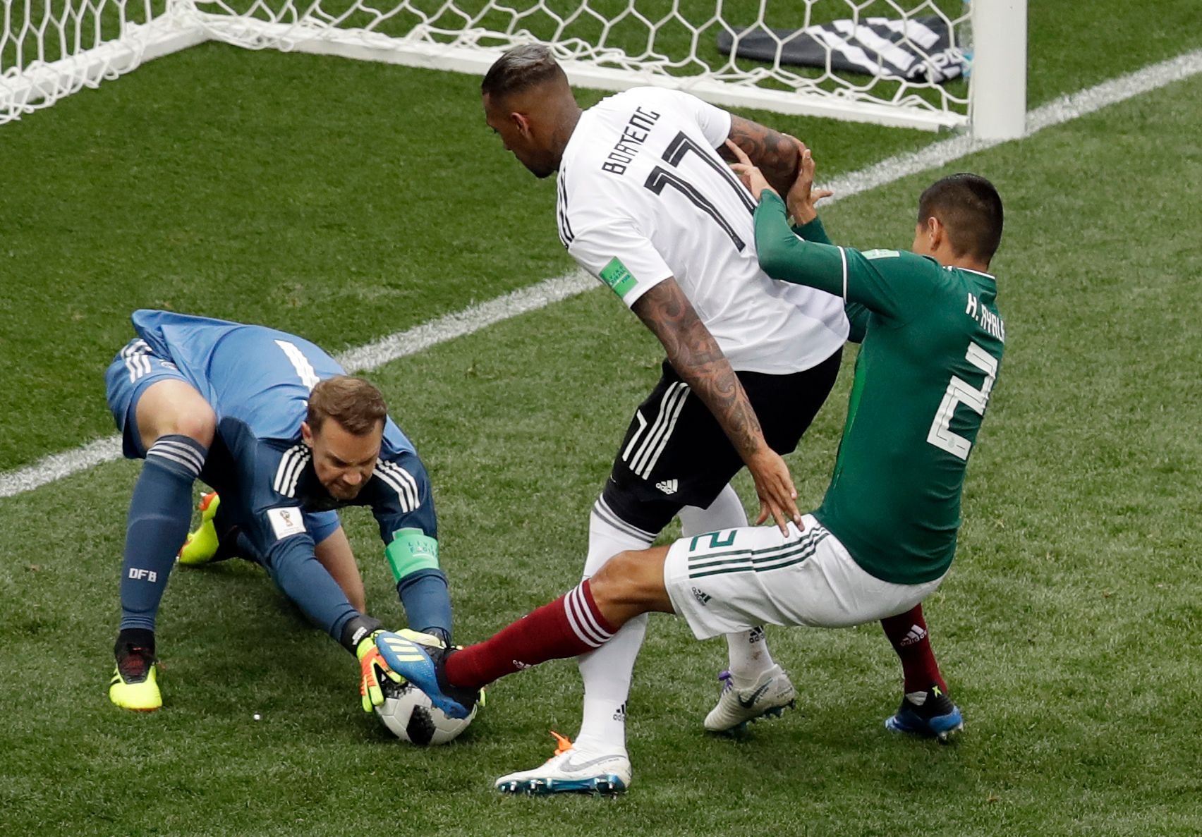 Deutschlands Torwart Manuel Neuer (l) und Jerome Boateng (M) blockieren Hugo Ayala aus Mexiko.