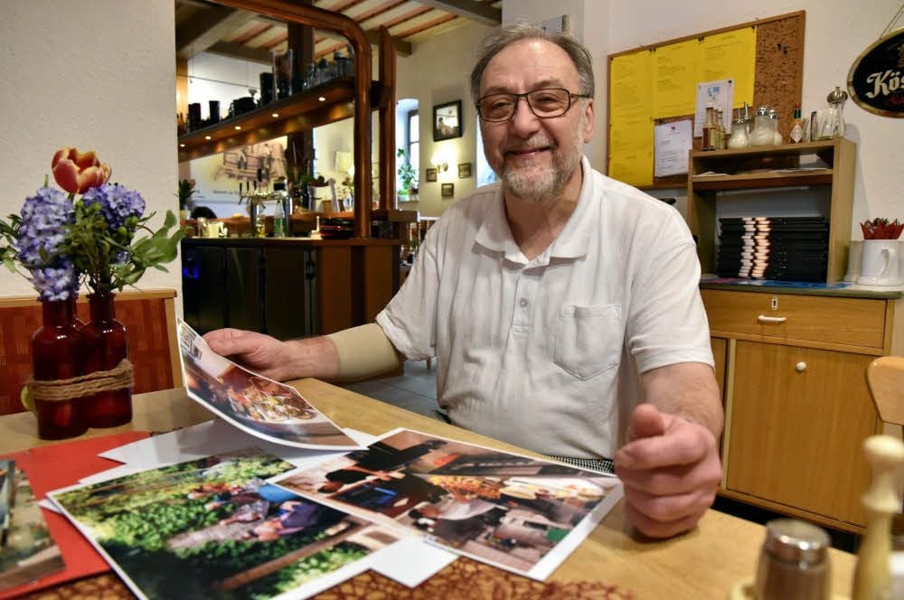Wirt Wolfgang Hoffmann schaut sich im Alten Brauhaus Fotos an, die den Werdegang seines Gasthauses dokumentieren. Am Freitag feiert der 65-Jährige mit Freunden und Bekannten das 25-jährige Bestehen seiner Gastwirtschaft.