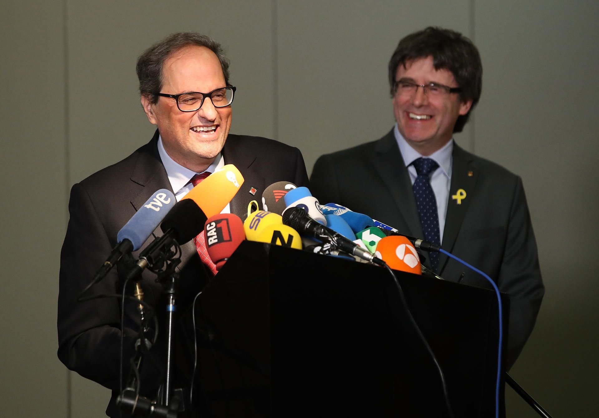 Der neu gewaählte Regionalpräsident Kataloniens, Quim Torra (links) und Carles Puigdemont in Berlin