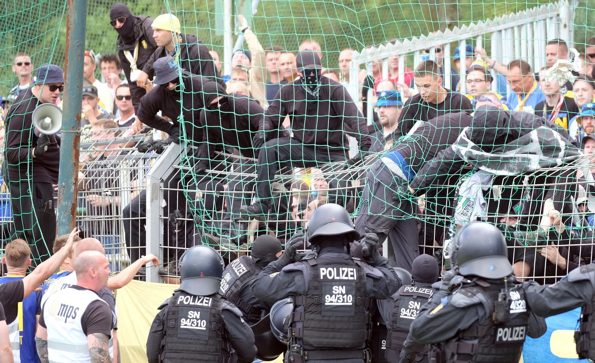 Lokfans stören den Spielverlauf.