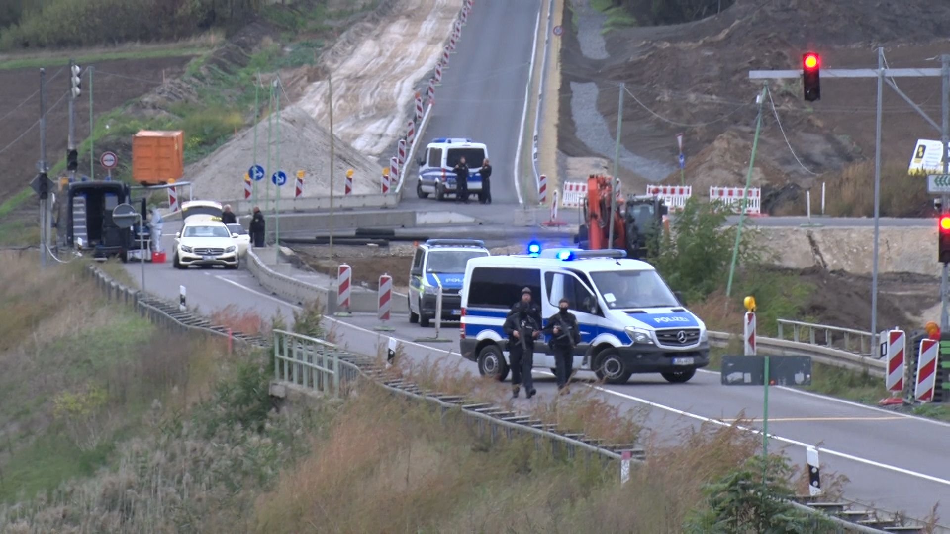 Polizisten kontrollieren an einer Baustelle auf der Bundesstraße 91 zwischen Deuben und Werschen ein Taxi.