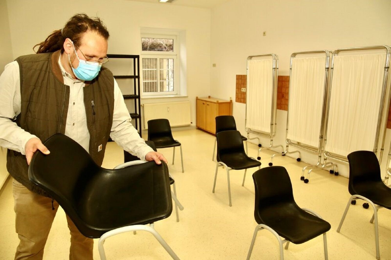 Sozialzentrumsleiter Marcel Perner hat mit seinem Team das Impfzentrum an der Julius-Brumme-Straße in Bernburg eingerichtet, es ist betriebsbereit für den Start am kommenden Montag.
