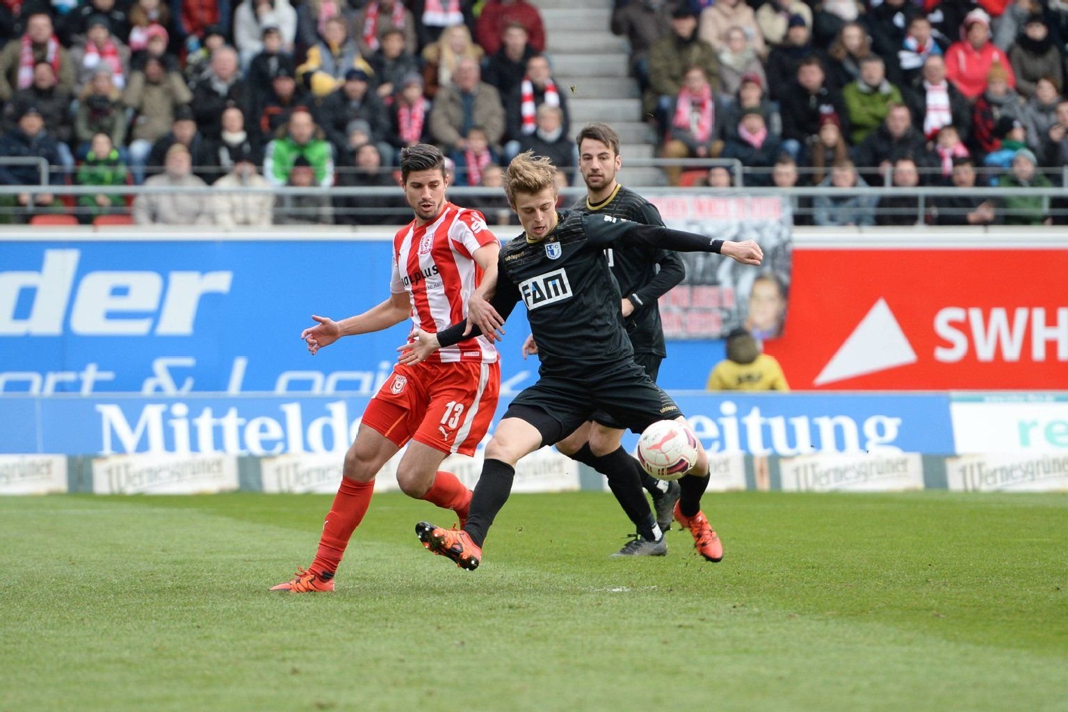 Der Magdeburger Sebastian Ernst nimmt Maß und erzielt früh die Führung. HFC-Abwehrspieler Kleineheimann kann nur zuschauen.
