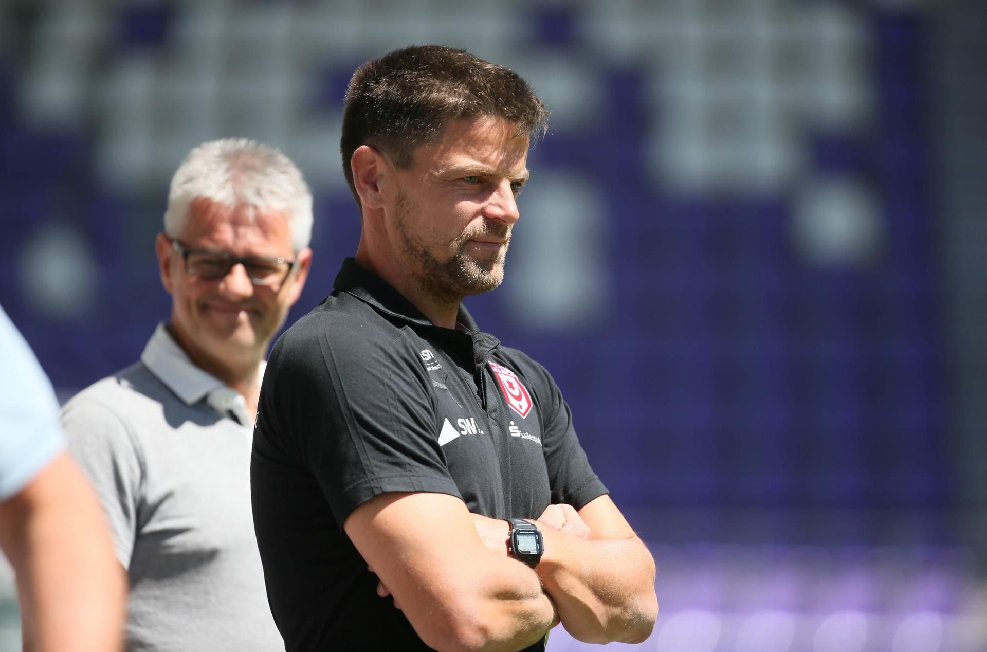 HFC-Trainer Torsten Ziegner und Sportdirektor Ralf Heskamp (hinten).