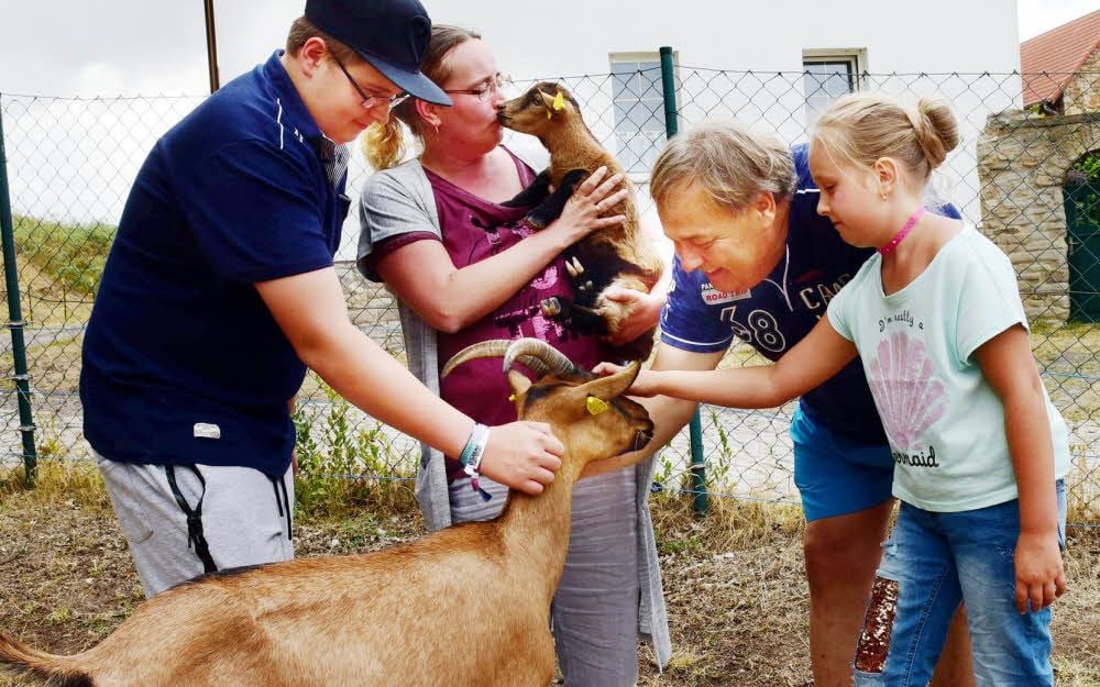 Steve, Melanie, Hartmut und Marie Prietzel (von links) mit Mutterziege Jule und Lämmchen Jenny.