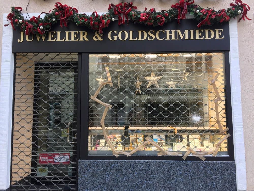 Nicht schon wieder! Die erst kürzlich erneuerte Scheibe hat nun wieder Schaden genommen.