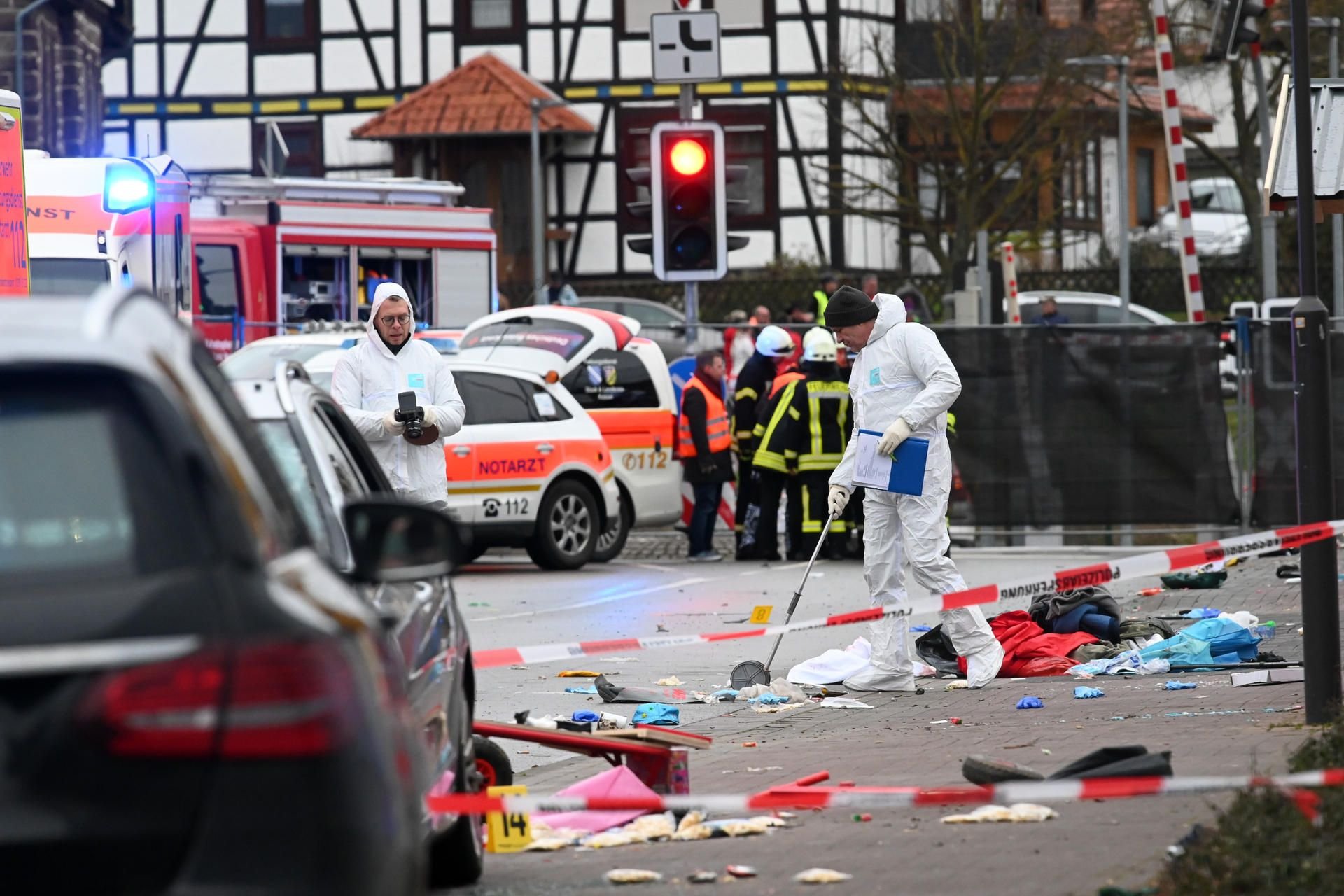 Einsatzkräfte nehmen an der Unfallstelle in Volkmarsen Spuren auf.