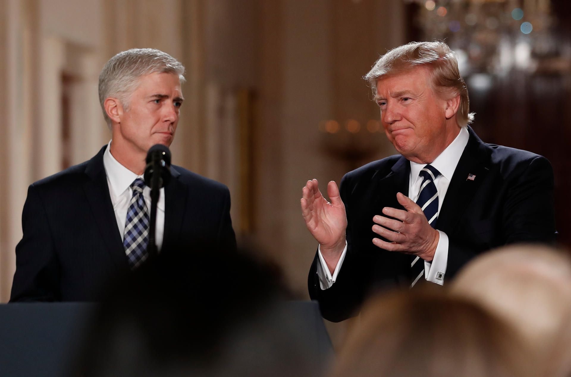 Neil Gorsuch (l.) und Donald Trump