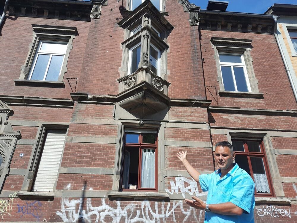 Veit Richter wünscht sich mehr Jugendclubs in Weißenfels. Hier steht er vor dem ehemaligen Jugendzentrum des Kinder- und Jugendhilfevereins.