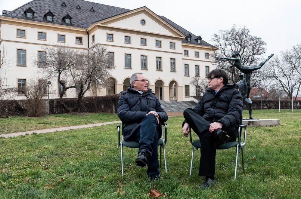 Können sich getrost zurücklehnen: Martin Popp und Martin Halliger (r.) sorgen dafür, dass das Kulturhaus Leuna auch 90 Jahre nach Eröffnung glänzt.