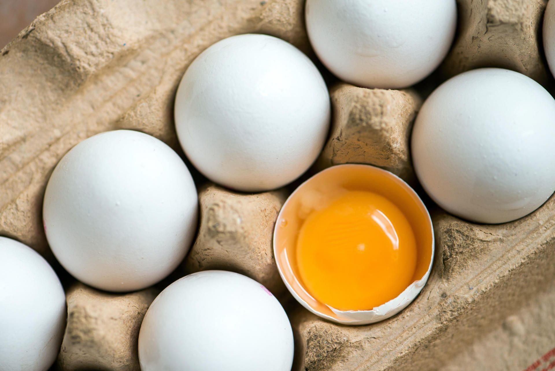 Als Folge des Fipronil-Giftskandals werden Eier im Lebensmittelhandel ab Januar teurer.