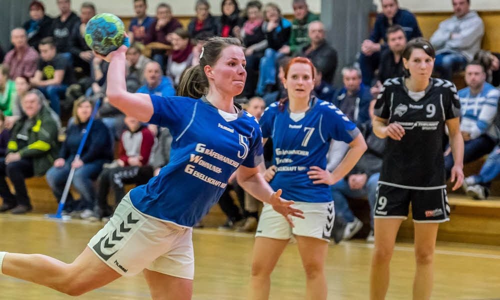 Friederike Körsten (am Ball) kehrt zur Freude von Trainer Jens Bertuleit bald wieder ins Gräfenhainichener Sachsen-Anhalt-Liga-Team zurück.