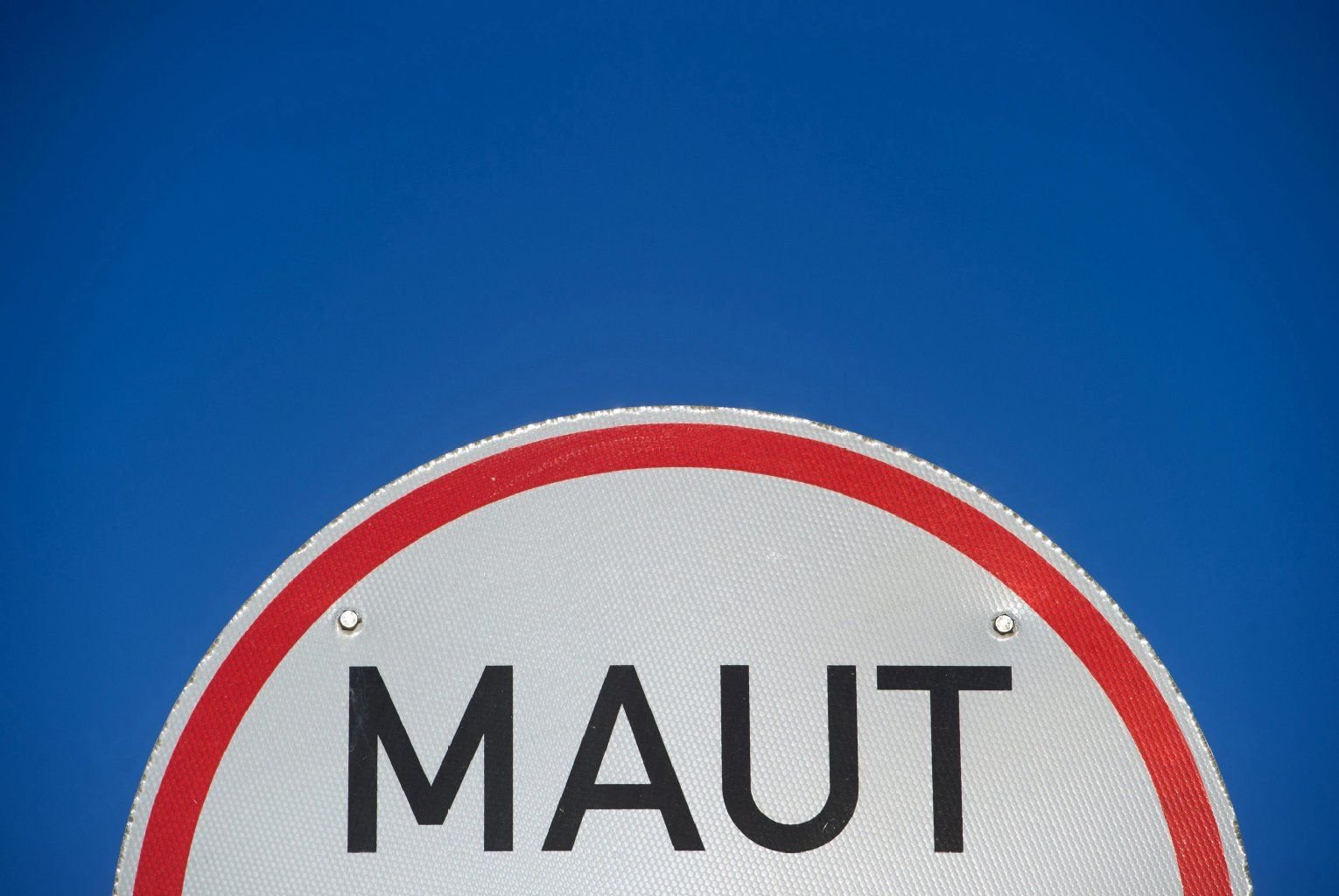 Ein Hinweisschild für Straßenmaut auf der Bundesstraße B 96 bei Bremerhagen. Umfahren lohnt meist nicht.