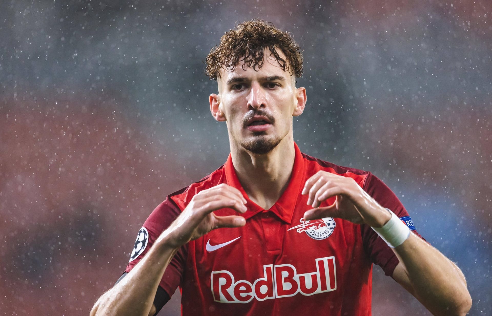 Mergim Berisha dreht im Trikot von RB Salzburg mächtig auf.