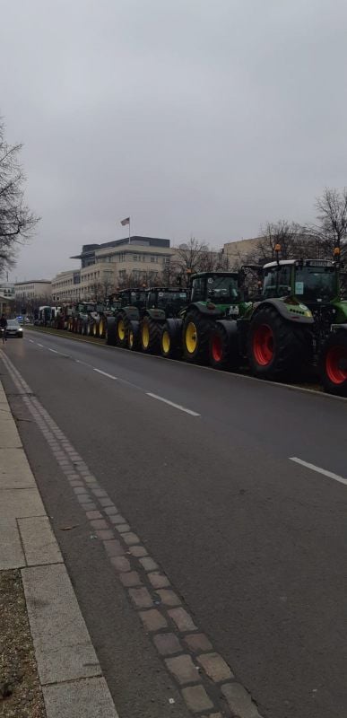 Rad an Rad stehen Tausende Trecker im Berliner Zentrum.