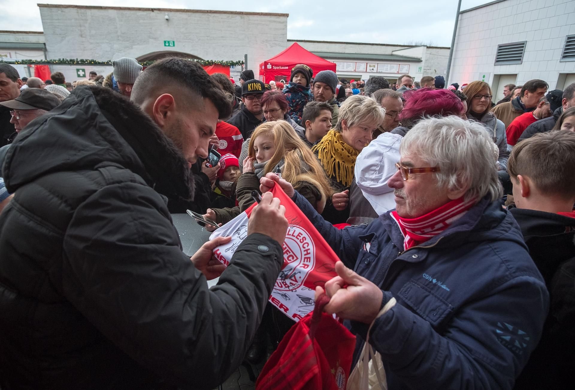 HFC-Kapitän Klaus Gjasula in Mitten der Fans.