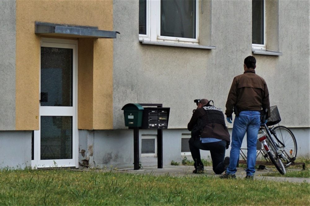 Kriminalpolizisten an der Fundstelle in Osterwieck.