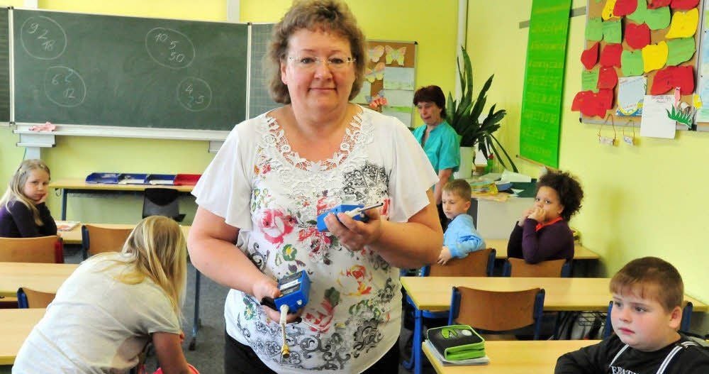 Raumluftmessungen zu unterschiedlichen Zeiten, vor und nach dem Lüften: Dagmar Richter von der Unfallkasse Sachsen-Anhalt.