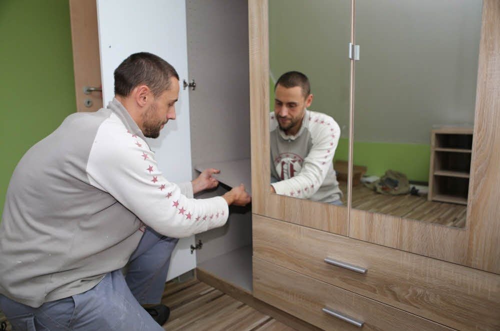 Jens Nagl montiert im neuen Zimmer seiner Tochter Eunice den ebenfalls neuen Kleiderschrank zusammen.