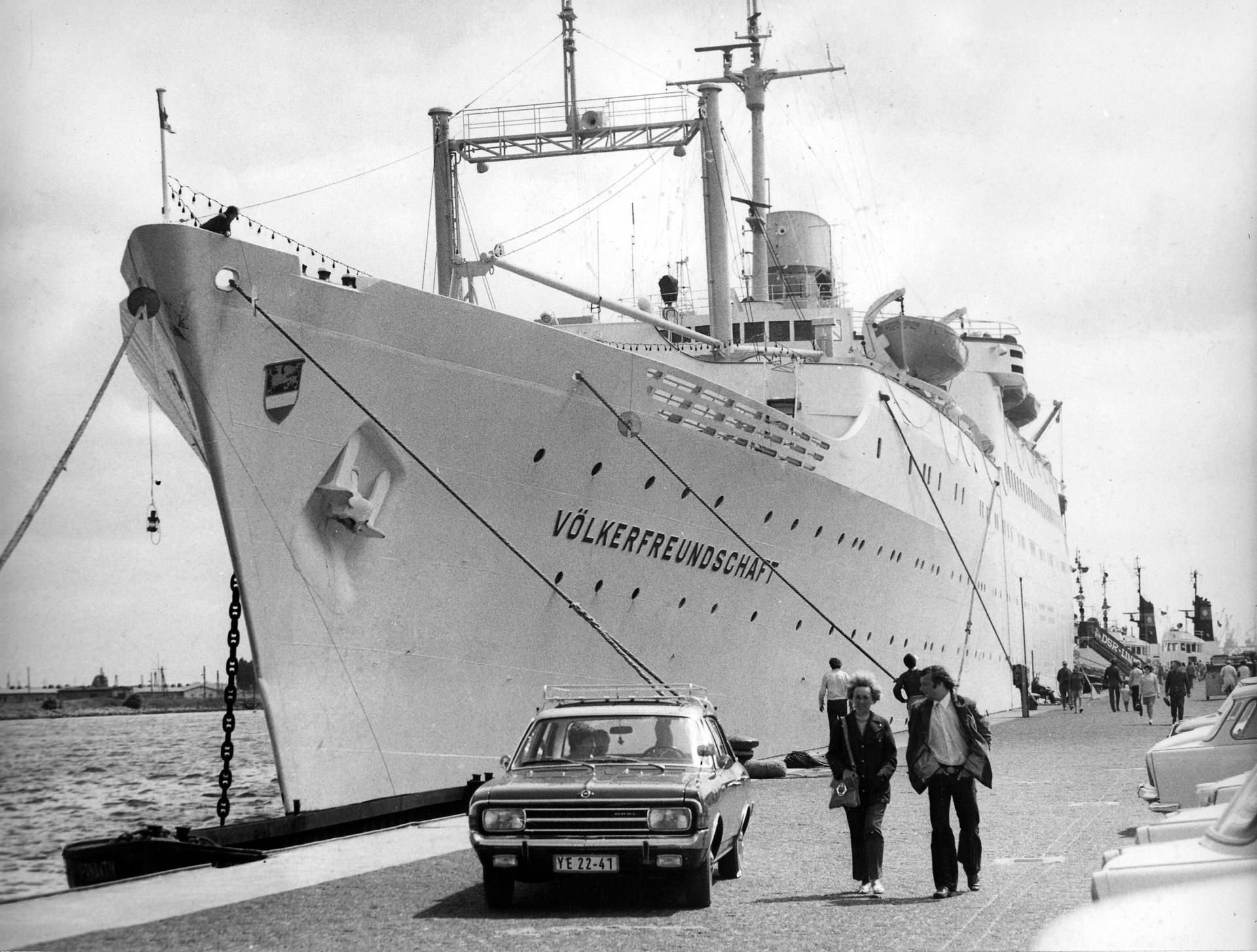 Die MS Völkerfreundschaft liegt 1973 im Hafen von Warnemünde.