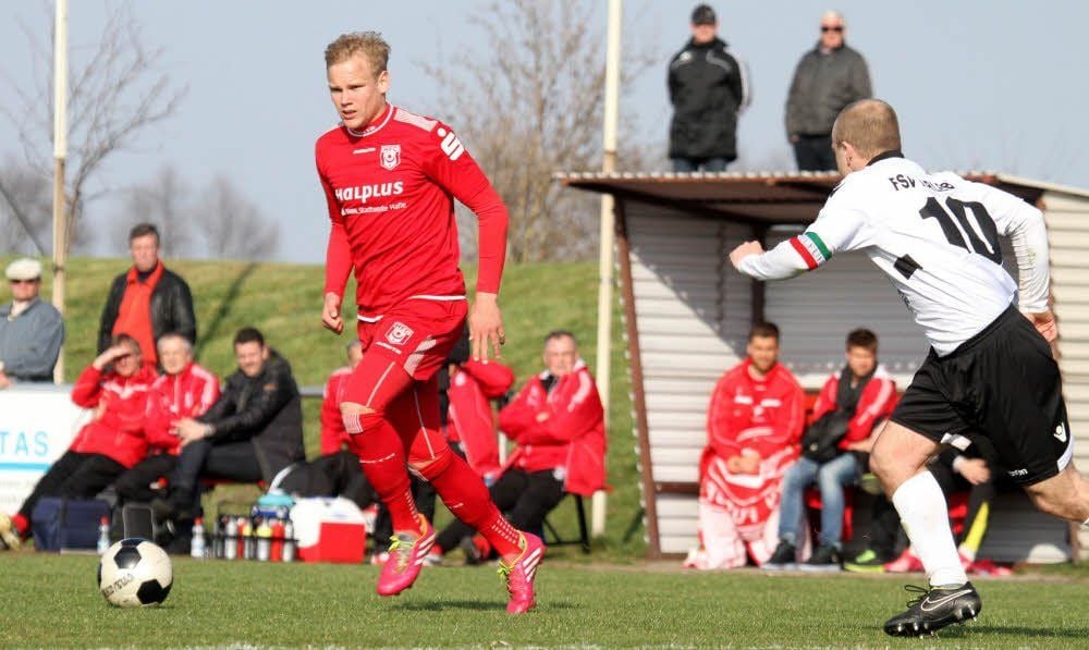 Sören Bertram (l.) war einer der Antreiber im HFC-Mittelfeld. Die Bank schaut aus der Distanz genau zu.
