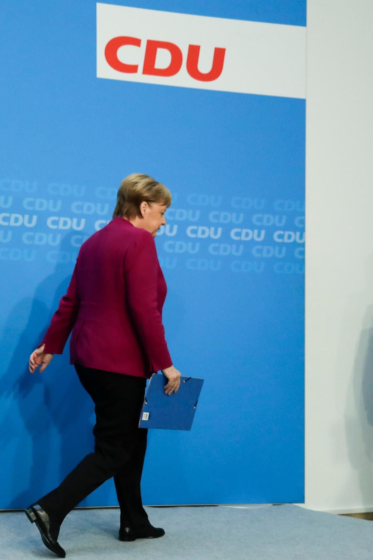 Bundeskanzlerin Angela Merkel (CDU) verlässt am Montag nach der Pressekonferenz das Podium im Konrad-Adenauer-Haus.