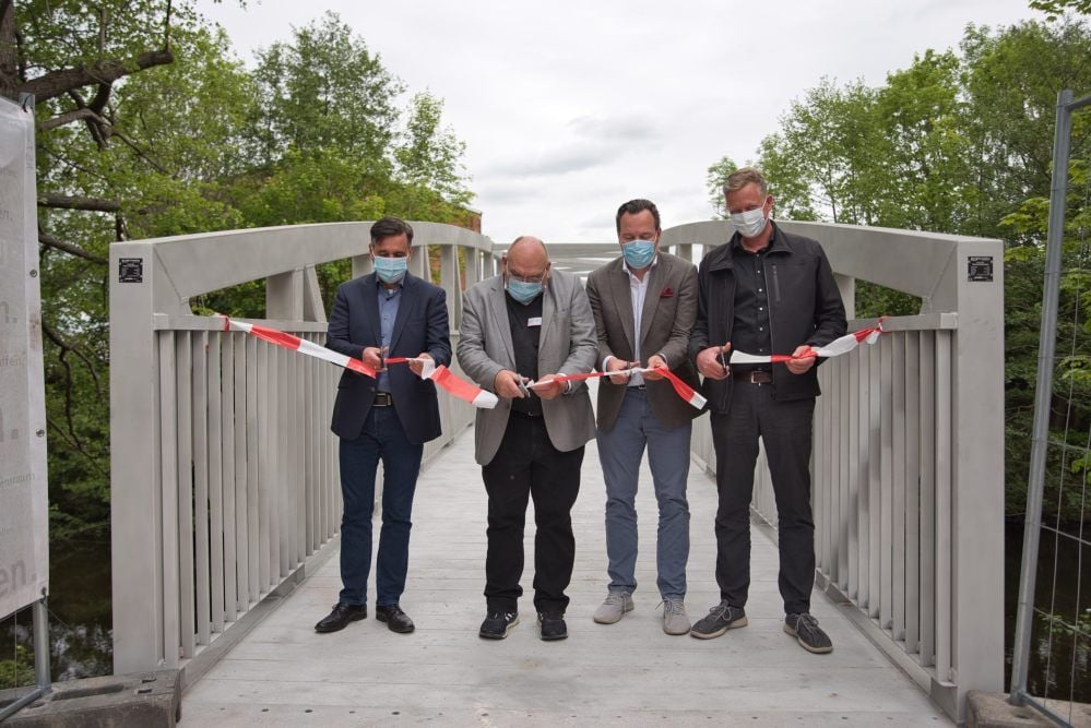 Kein Mindestabstand möglich: Thomas Balcerowski, Hans-Peter Brinkmann, Carl Finck und André Drachau (v.l.n.r.) beim Scherenschnitt mit Maske.