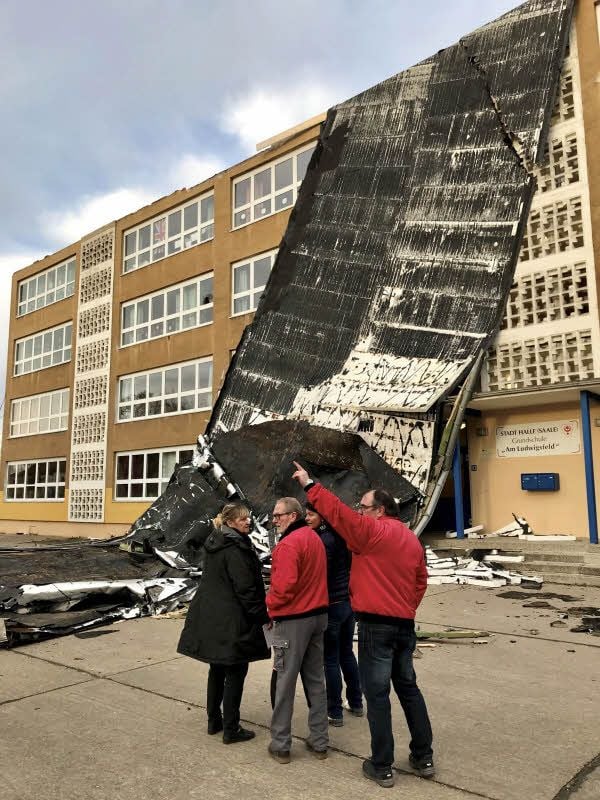 „Friederike“ hat das Dach von der Grundschule „Am Ludwigsfeld“ wie abgeschält. Die obere Etage wurde provisorisch abgedeckt.