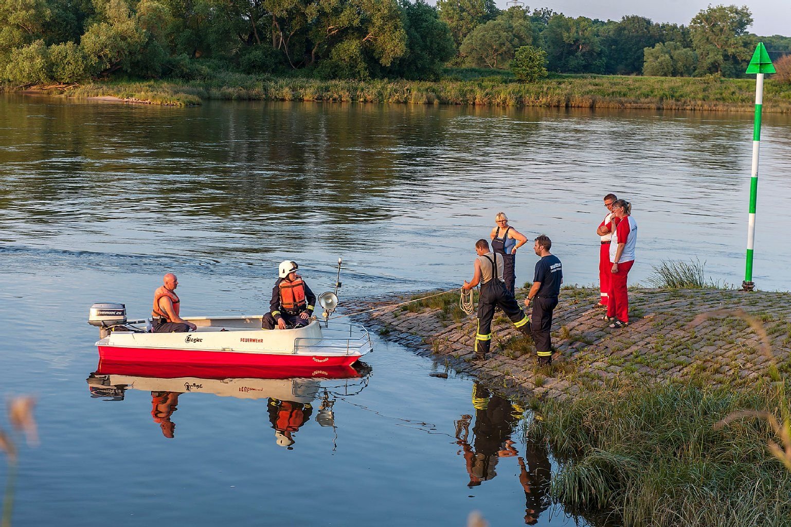 Rettungskräfte suchen in Vockerode nach einem Mann, der beim Baden in der Elbe von der Strömung fortgerissen worden sein soll.