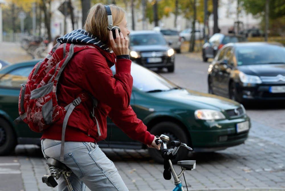 Nicht verboten, aber gefährlich: Vor allem jüngere Menschen tragen Kopfhörer im Straßenverkehr.