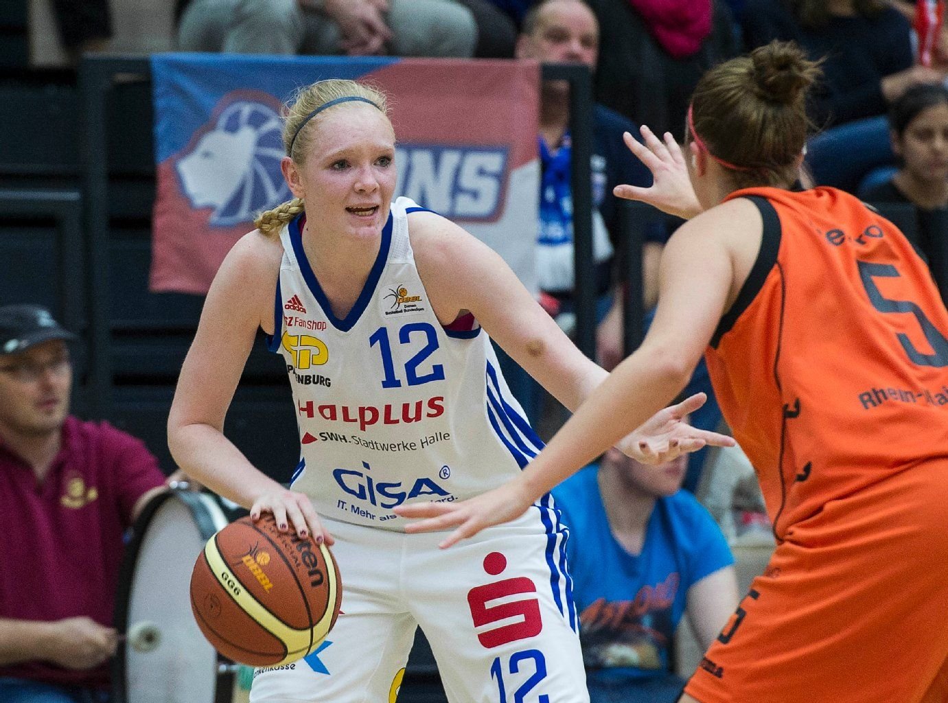Laura Hebecker (l.) ist für die Lions am Ball.