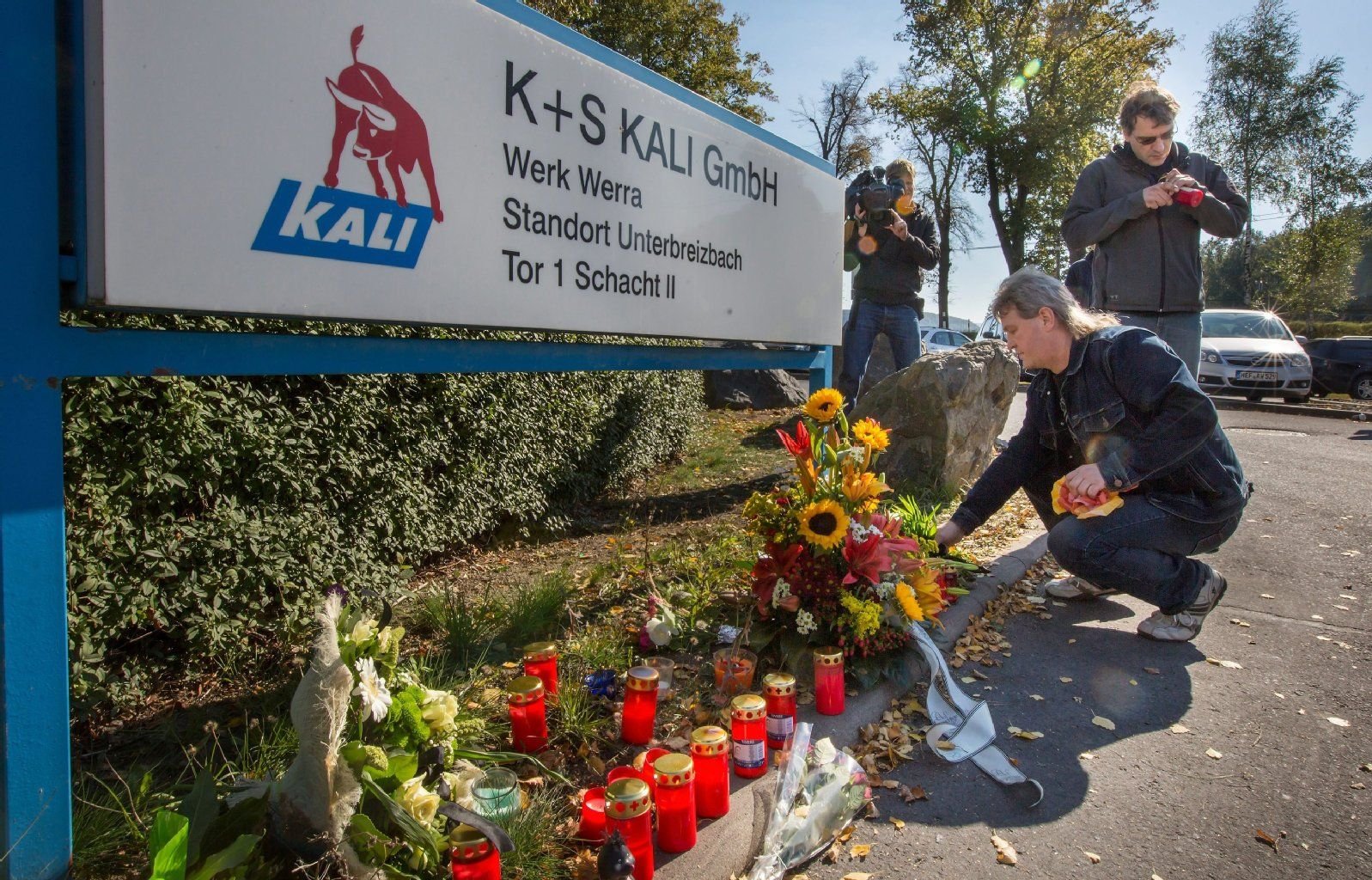 Die Bergleute Hans-Dieter Hartung und Danny Freißmann (r.) legen am Schacht II des Standort Unterbreizbach (Thüringen) vom K+S Werk Werra Blumen nieder.