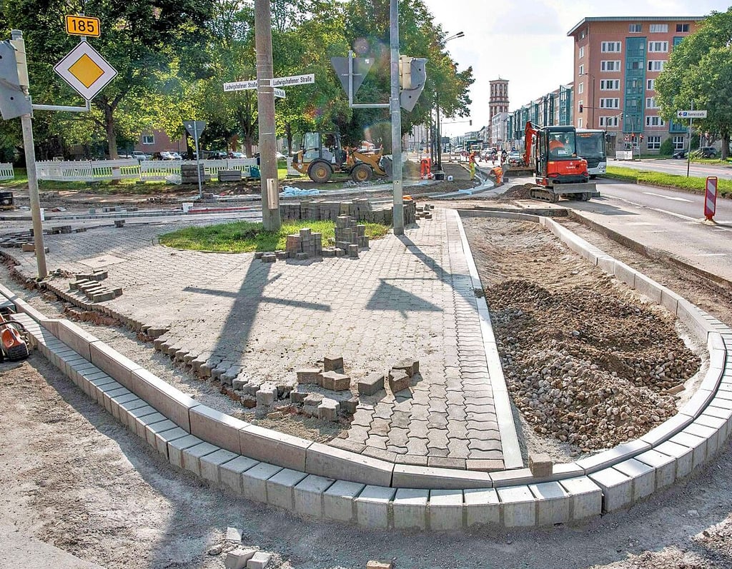 Die Arbeiten in der Askanischen Straße dauern vermutlich bis Mitte September. Geh- und Radweg sowie Fahrbahn werden erneuert.