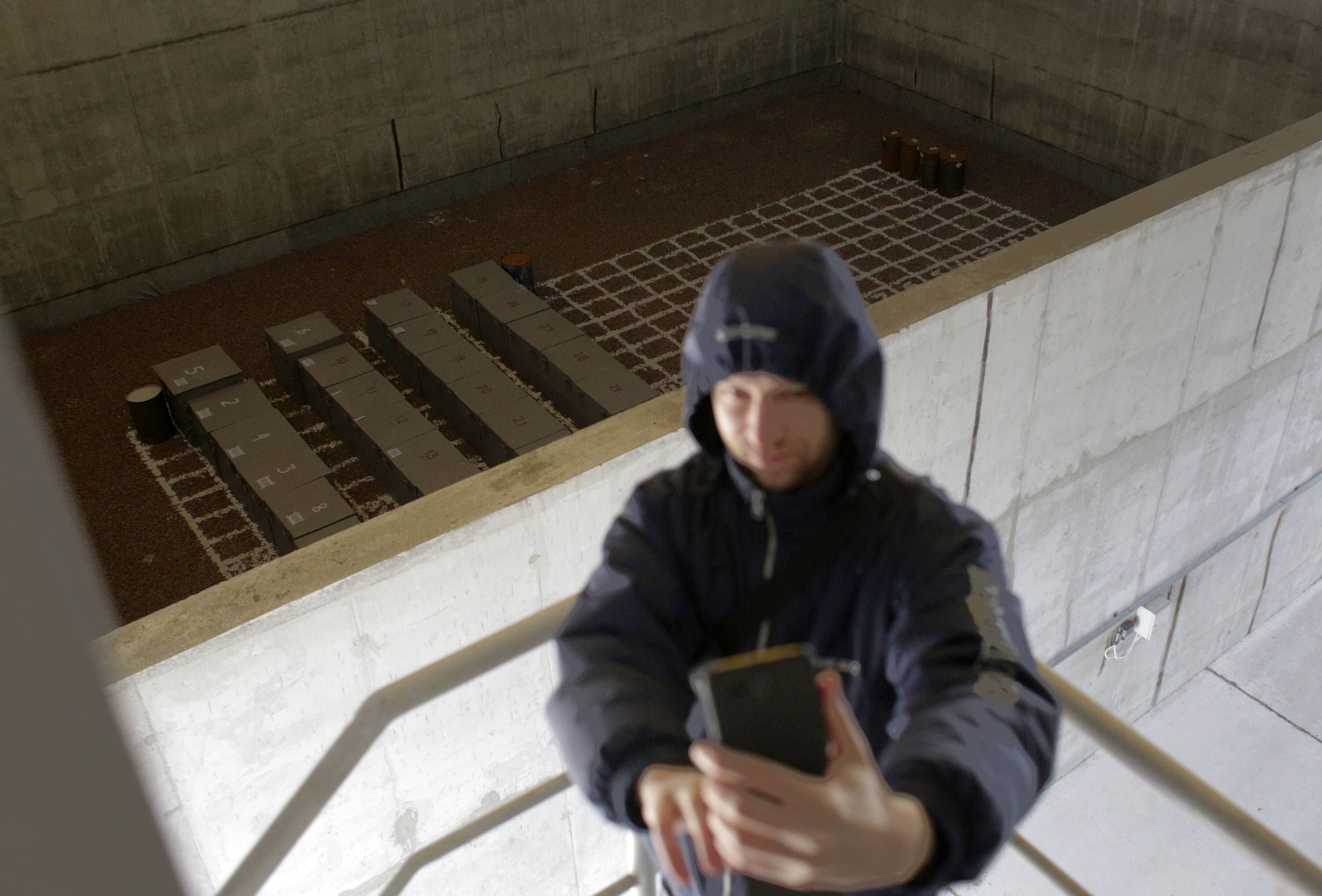 Selfie aus der Todeszone: Ein Mann fotografiert sich vor dem Atommülllager in Tschernobyl.