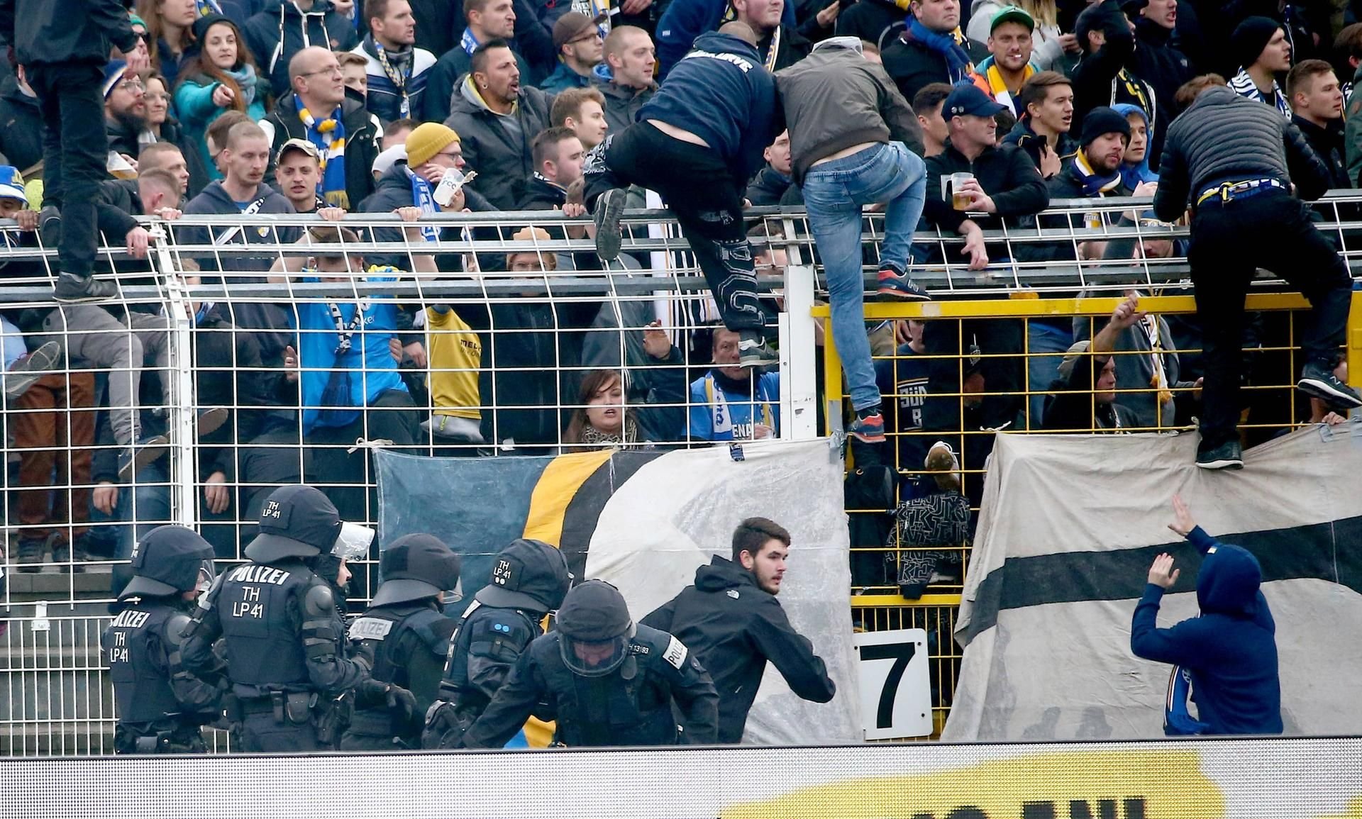 Das Spiel zwischen Jena und Rostock musste unerbrochen werden, nachdem Fans über die Zäune geklettert waren.