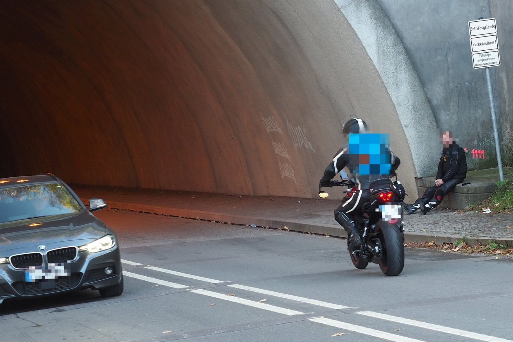 Ein Motorrad fährt in den Tunnel an der Rappbodetalsperre. Die Betonwände verstärken das Geräusch zusätzlich.