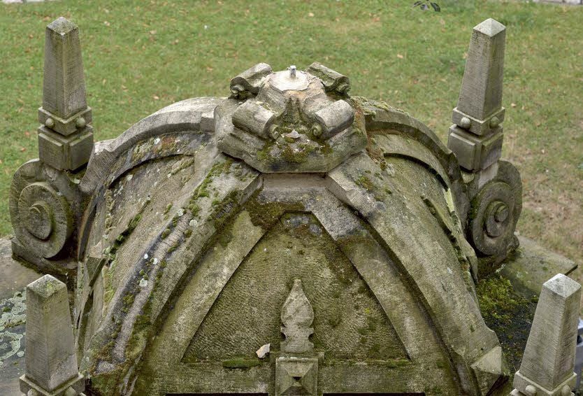 Der Rabe war auf der Haube des Käfigs montiert. Ob die Figur wie das Denkmal von 1887 stammt, kann derzeit nur vermutet werden, weil Belege fehlen.