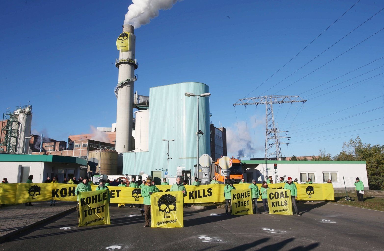 Aktivisten von Greenpeace besetzten am 03.11.2015 in Deuben (Sachsen-Anhalt) das Betriebsgelände und den Schornstein von Deutschlands ältestem Braunkohlekraftwerk.