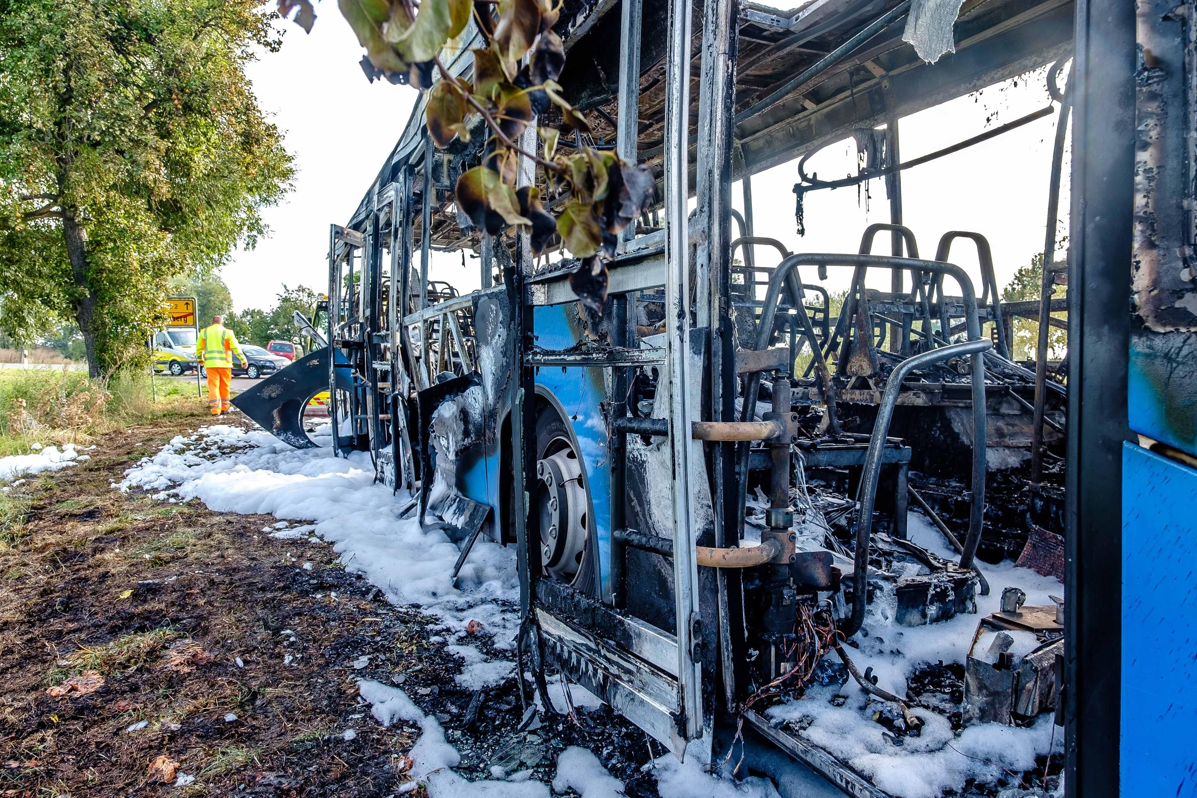 Am Ortsausgang von Kemberg, in der Wittenberger Straße, kam der Bus zum stehen und die Schüler und der Busfahrer verließen das Fahrzeug, bevor es ausbrannte.