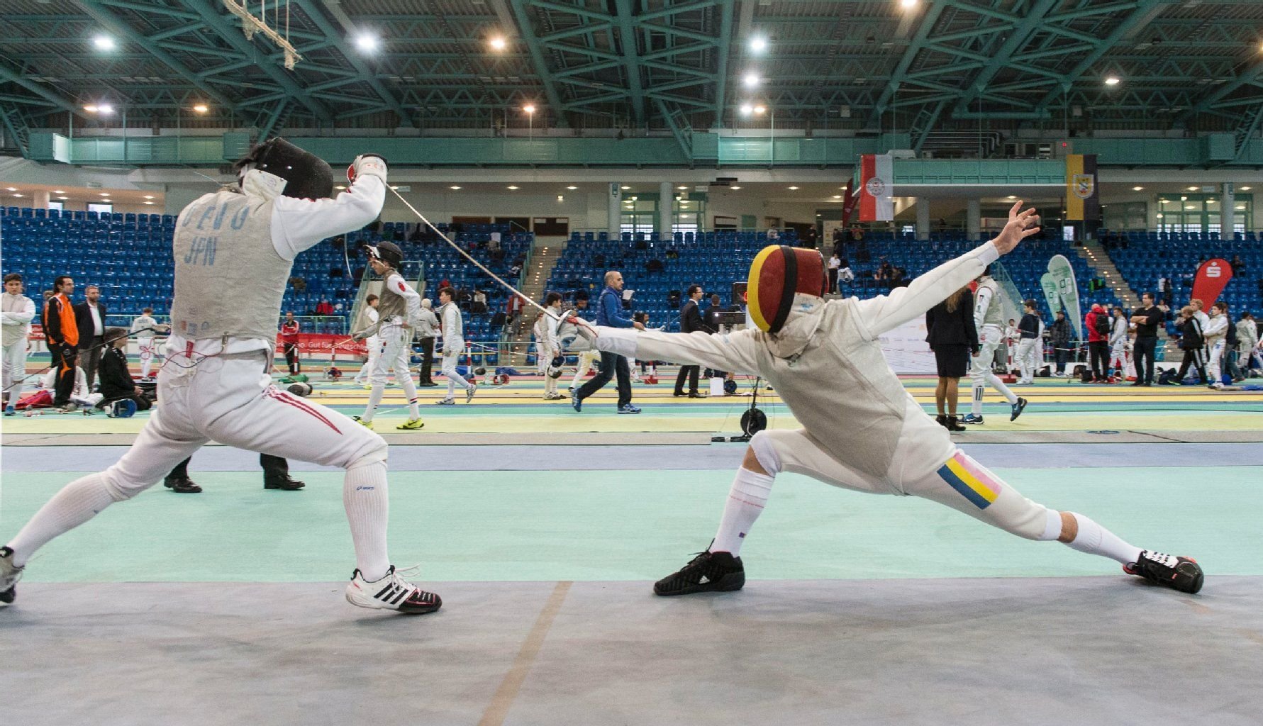 Vorrundenkampf zwischen Yuto Ueno aus Japan (l.) und Silviu Rosu aus Rumänien (r.) beim 11. Internationalen Händel-Cup der A-Jugend-Herren-Florettfechter in der Brandbergehalle.