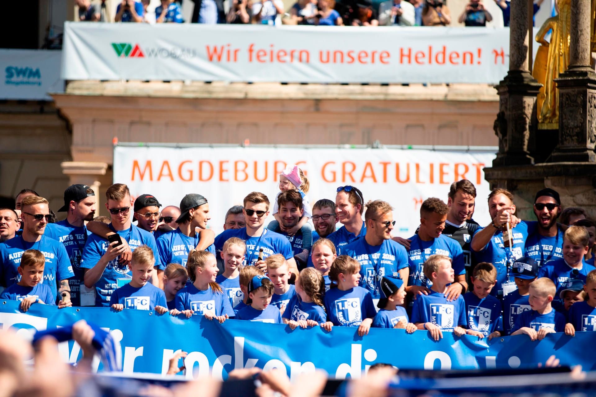 Offizielle Feier des 1. FC Magdeburg zum Aufstieg in die 2. Bundesliga. Die Fans feiern die Mannschaft.