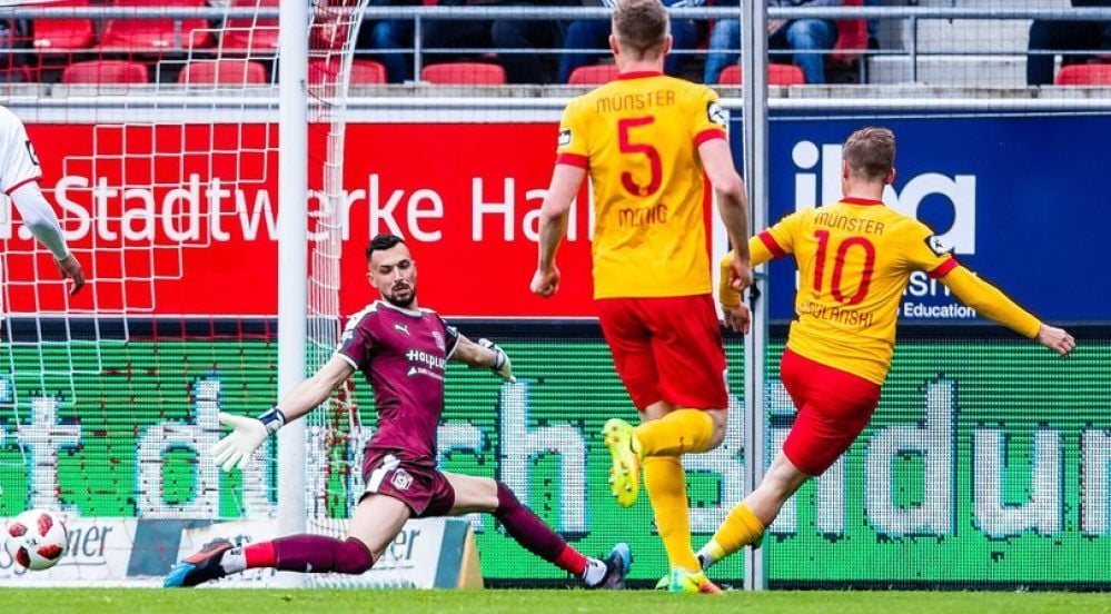 Kobylanski (r.) erzielte am 36. Spieltag der vergangenen Saison beim 2:1-Sieg der Preußen in Halle das 1:0 gegen den HFC.