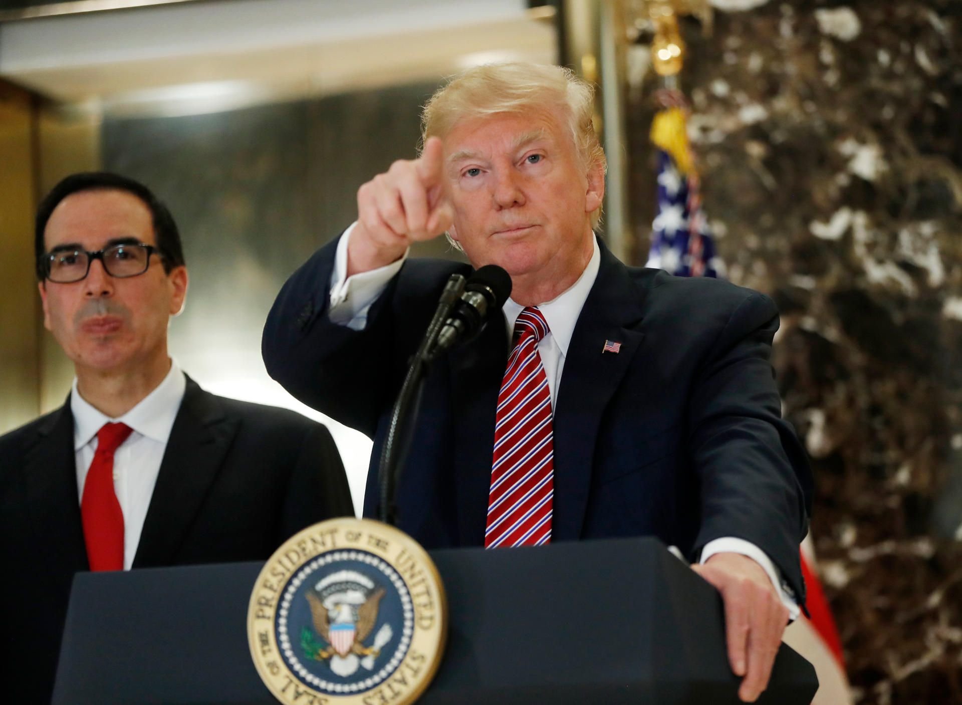 Donald Trump hat seine erste Reaktion auf die rechtsextreme Gewalt in Charlottesville verteidigt.