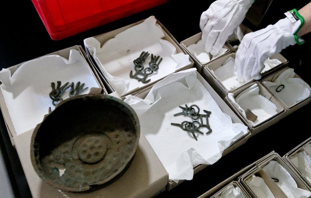 Bronzetasse und Anhänger waren die bedeutendsten Objekte des Fundes. Sie befinden sich im Landesamt für Archäologie und Denkmalschutz.