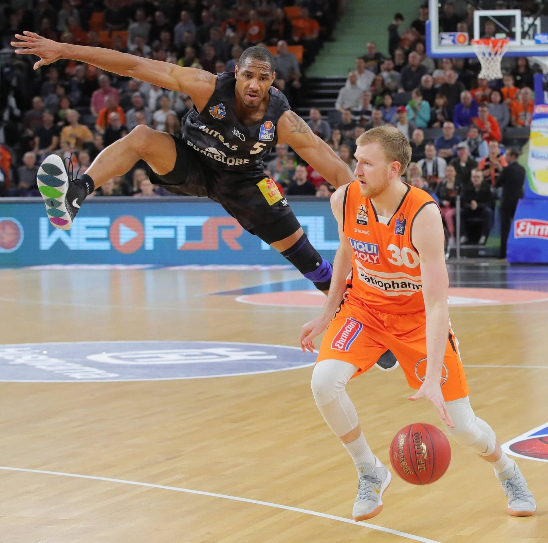 MBC-Profi Tremmell Darden (l.) mit akrobatischer Verteidigung gegen Ulms Maximilian Ugrai.