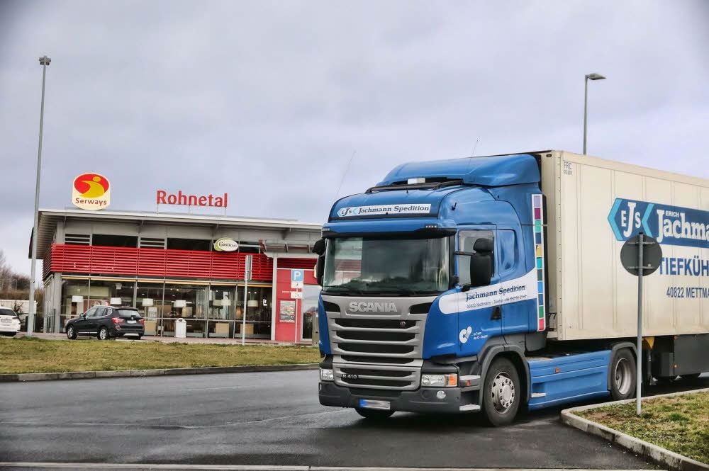 Manche Lkw finden auf dem Rastplatz Rohnetal keinen Platz mehr auf den dafür vorgesehenen Stellplätzen und parken anderweitig.